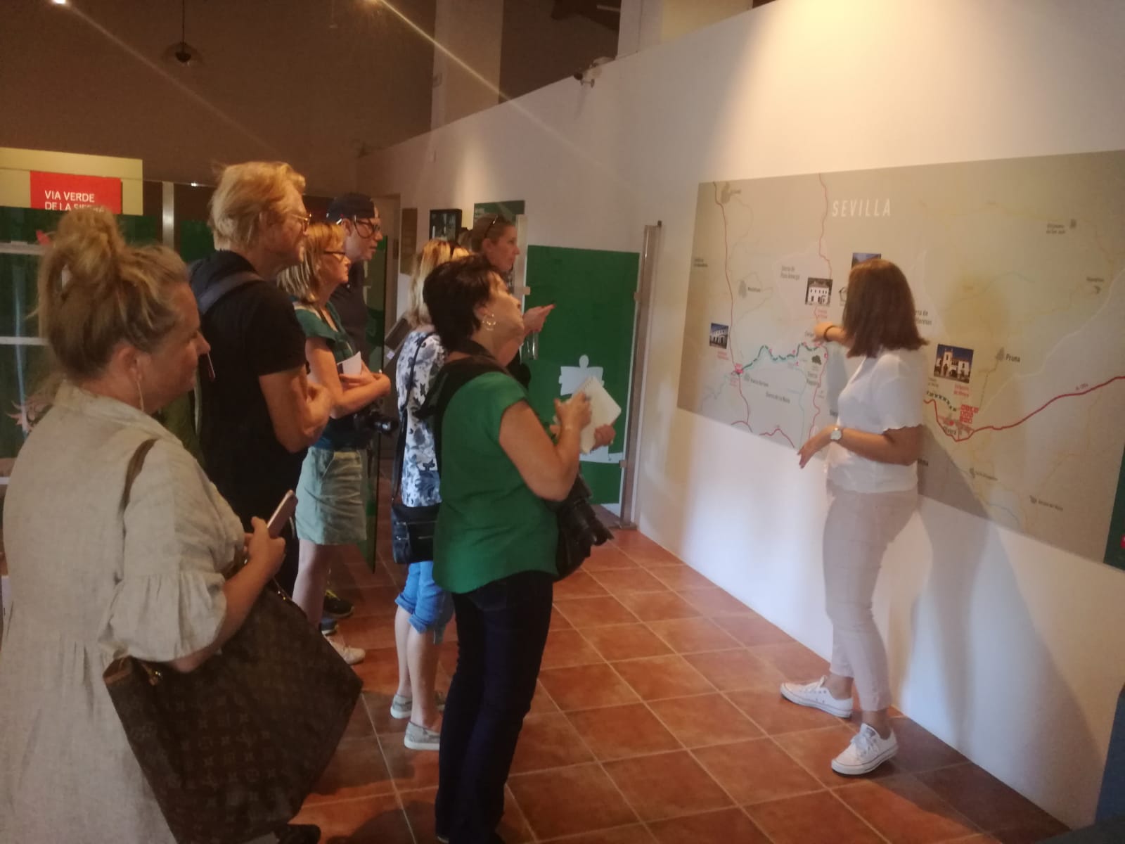 UN GRUPO DE TOUROPERADORES Y PERIODISTAS VISITA ESTOS DÍAS LA VÍA VERDE DE LA SIERRA 1